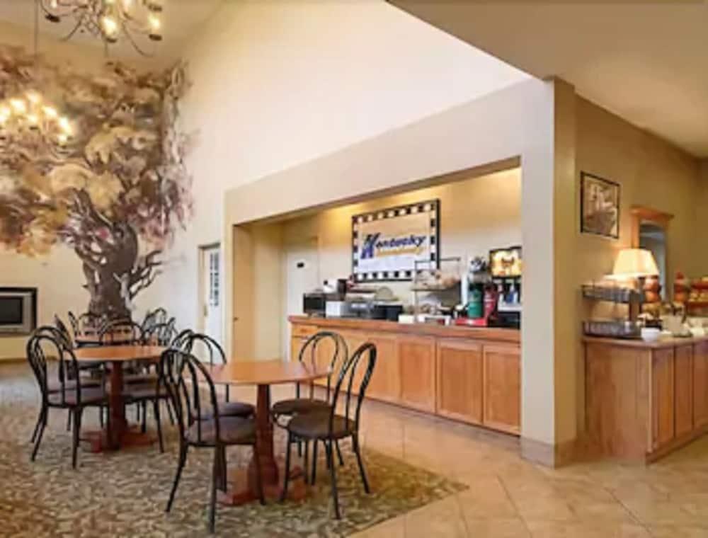 Ramada By Wyndham Sparta/At Speedway Restaurante foto