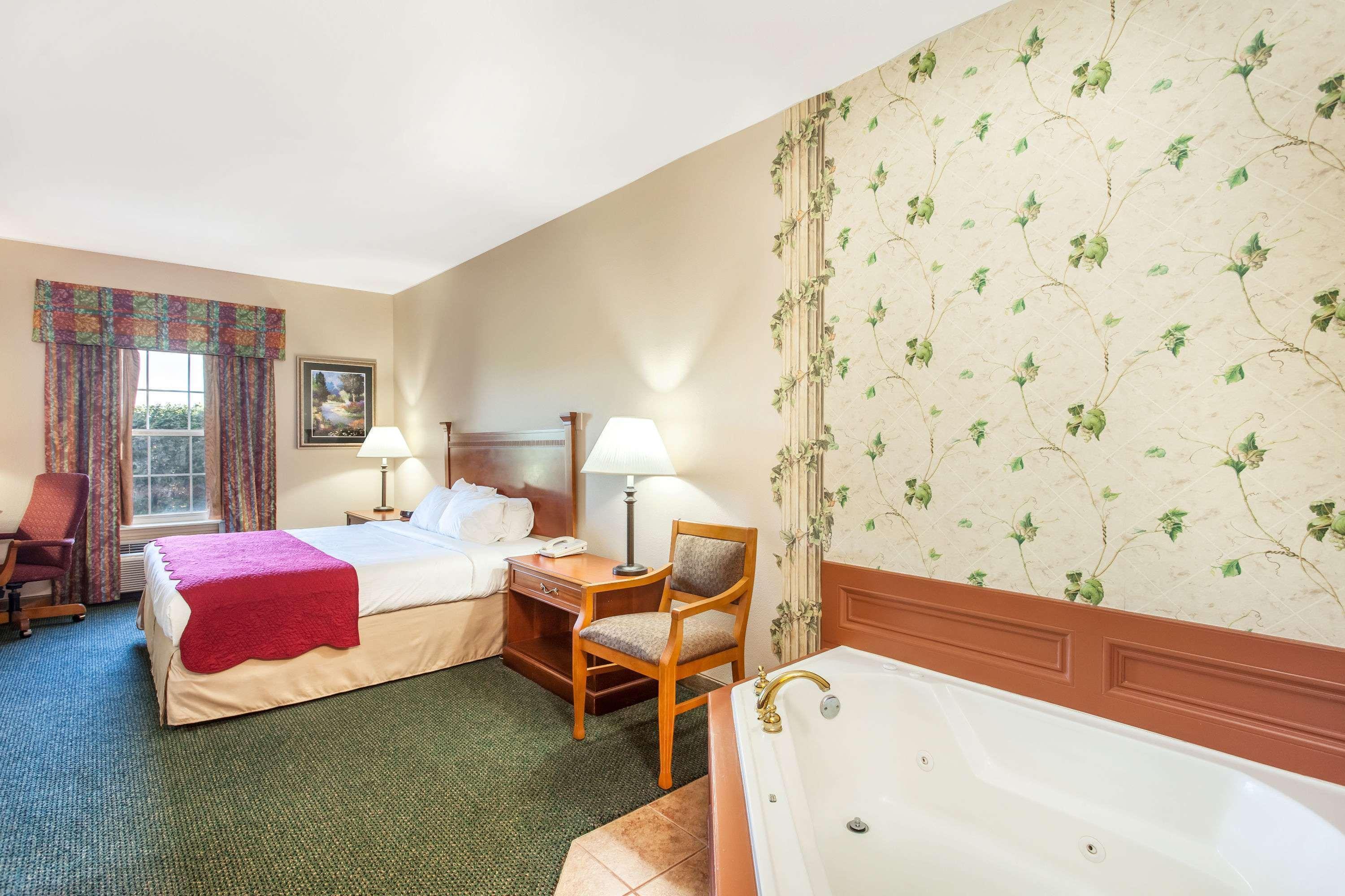 Ramada By Wyndham Sparta/At Speedway Exterior foto